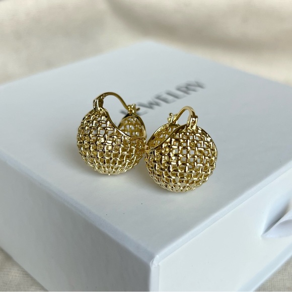 LAST 1🔥 Basketweave Huggie Earrings | 14K Gold Plated | Dainty Waterproof Jewelr - Picture 9 of 13